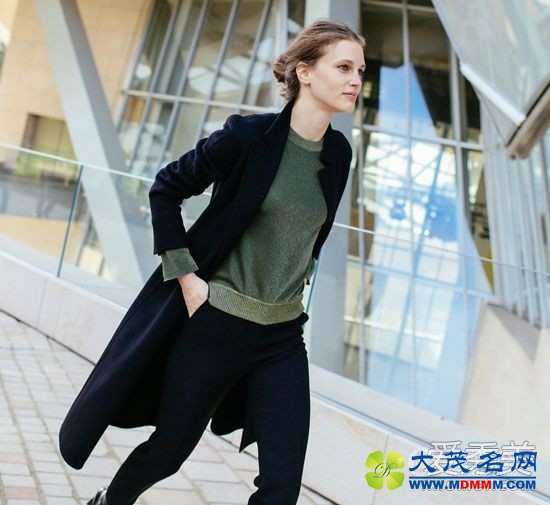 冬天外套里面穿什么 毛衣+紧身裤