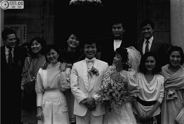 邝佐辉二婚娶小19岁娇妻 结婚半年后患病