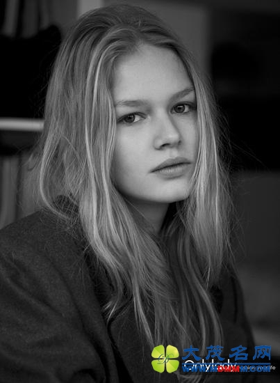 Anna Ewers