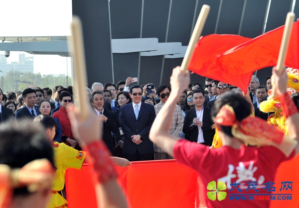 台北故宫南院昨日开馆，马英九成龙现身呼应“龙马”图腾