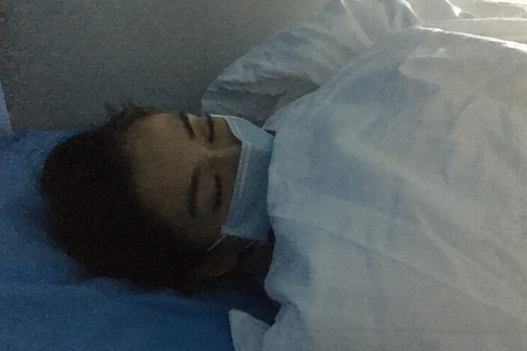 黄晓明替baby缺席活动致歉：她高烧不退，正在检查