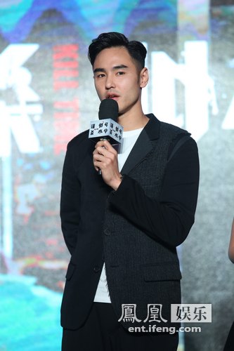 黄晓明替baby缺席活动致歉：她高烧不退，正在检查