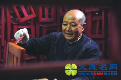古稀老木匠五年捐八百个爱心小板凳(图)