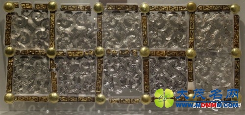 出土的车厢侧板装饰物 