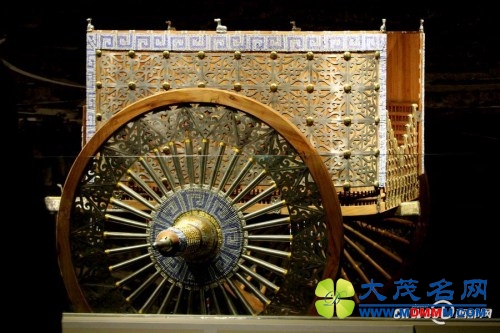 “豪车”车体上装点着各类金银珠宝饰品，装饰极尽奢华。