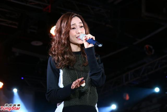 范玮琪新歌演唱会哽咽落泪 黑人及儿子齐到场