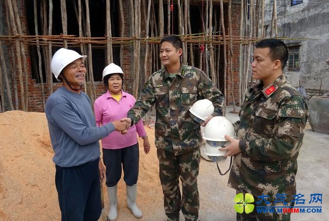 湛江边防官兵为建筑工人发放安全帽
