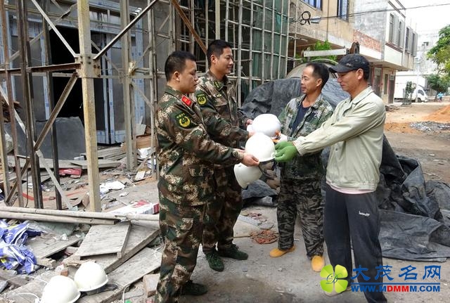湛江边防官兵为建筑工人发放安全帽
