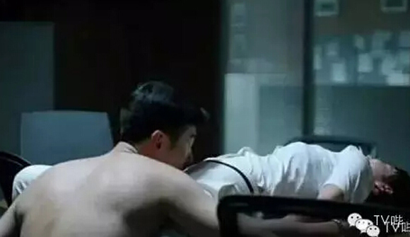 腿长胸大 70后童颜巨乳李小冉新剧zuo成了网红？