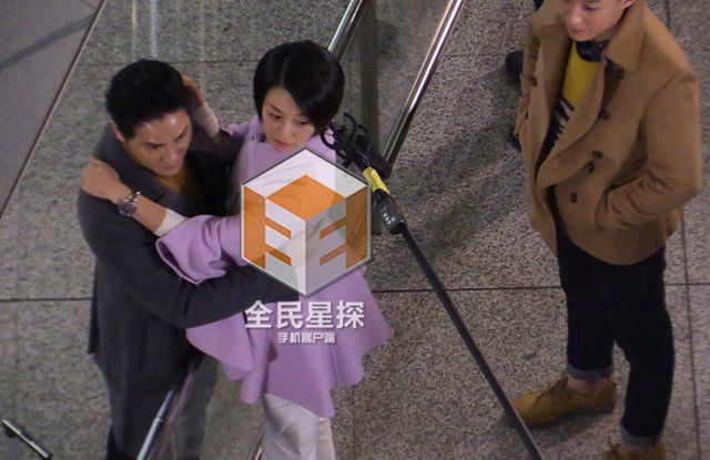 马伊琍与男子拍戏超投入：亲密拥抱十指相扣