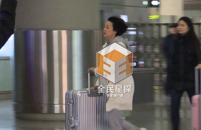 马伊琍与男子拍戏超投入：亲密拥抱十指相扣