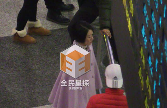 马伊琍与男子拍戏超投入：亲密拥抱十指相扣