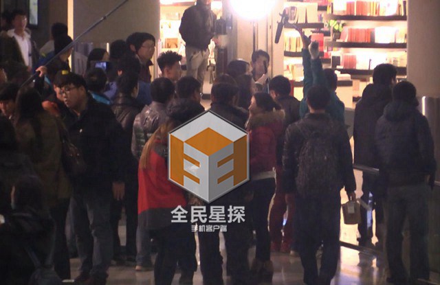 马伊琍与男子拍戏超投入：亲密拥抱十指相扣