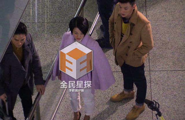 马伊琍与男子拍戏超投入：亲密拥抱十指相扣