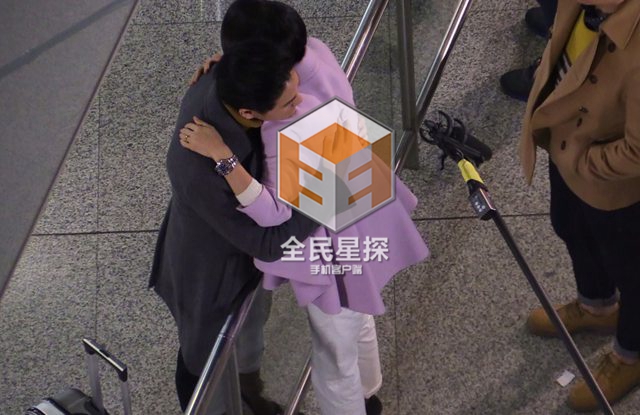 马伊琍与男子拍戏超投入：亲密拥抱十指相扣