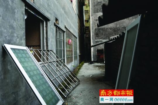几个男人睡大觉 小偷拆窗夜盗