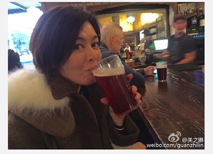 关之琳现身酒吧畅饮啤酒雪地留倩影（图）