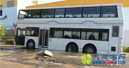 香港一水管爆裂致路陷 港铁接驳巴士被困(图)