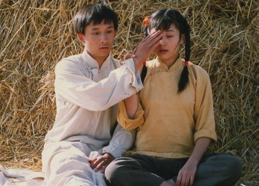 许晴26年前青涩照曝光 与黄磊麦田“调情”(图)