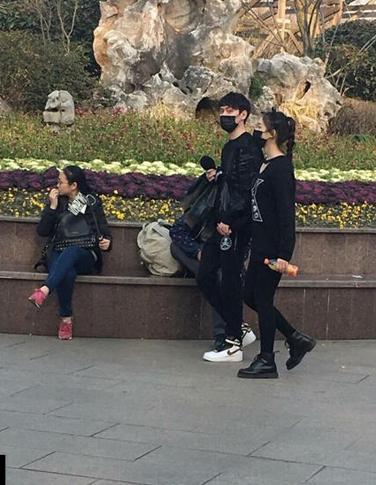 新恋情？网曝冯绍峰牵手星女郎林允出游