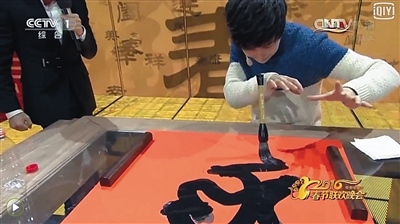 “全自动毛笔字” 网友分析：笔头磁铁，纸下磁铁控制笔头。