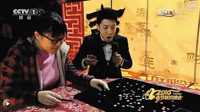 “魔方变糖果” 网友分析：版本1，磁铁魔方里事先装彩色糖果，而这种魔方网购10块钱一个；版本2，糖果之前就捏在手里了。Yif把魔方扔在桌子上的一瞬间，其实根本没扔，是快速递到右手。
