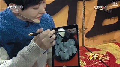 “夹饺子” 网友分析：Pad里面的微信朋友圈不是真的，是自制的程序。第一次夹饺子，Pad里面饺子动了，这是程序效果，手指碰一下触发动画即可。第二次夹饺子，Yif快速出筷子，右手三根手指展开，将手中备好的饺子丢过去。（为效果更好，可在饺子里加磁石，筷子用铁质，防止丢出去掉下。）