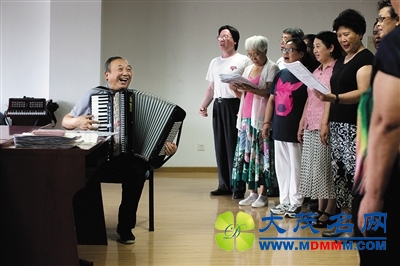 抗美援朝老兵义务教盲人拉琴十余年(图)