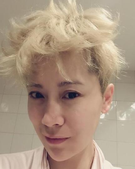 撩妹girl！海清晒慵懒自拍 一头金发抢眼(图)