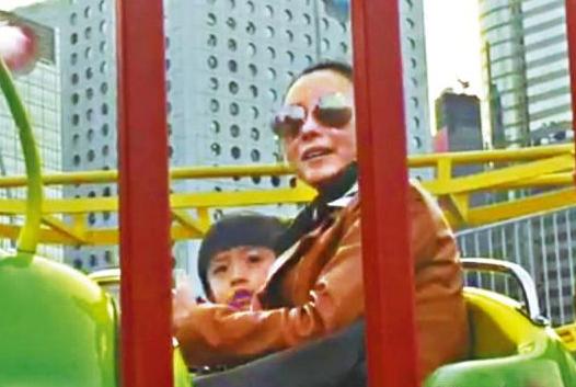 张柏芝带两儿子玩过山车 吴镇宇娇妻带费曼陪玩(图)