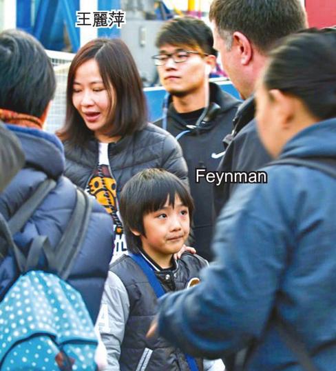 张柏芝带两儿子玩过山车 吴镇宇娇妻带费曼陪玩(图)