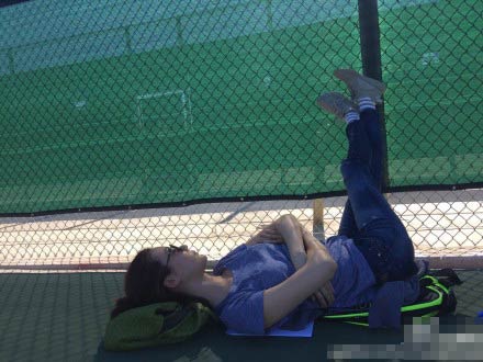34岁车晓美国度假 躺地睡觉姿势豪放(图)