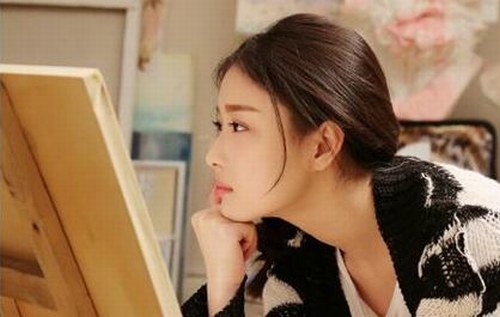 倪妮晒侧面美照 以手托腮对画板发呆(图)
