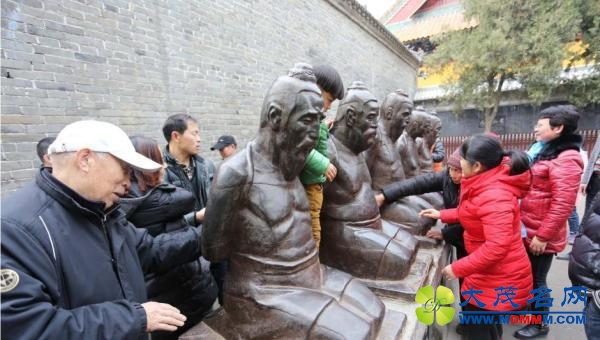 河南庙会香客排队打“秦桧” 称不打心里不是味
