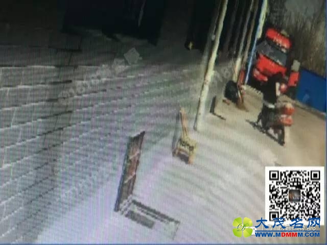 小贩从垃圾堆捡吃剩飞机餐 标“航空专用”出售