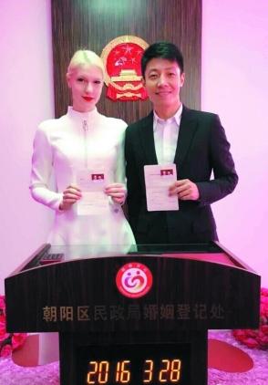 揭秘撒贝宁外籍老婆：出身豪门 大学炒股买房