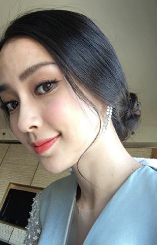 Angelababy大方自拍不美颜 网友：女神也有痘痘(图)