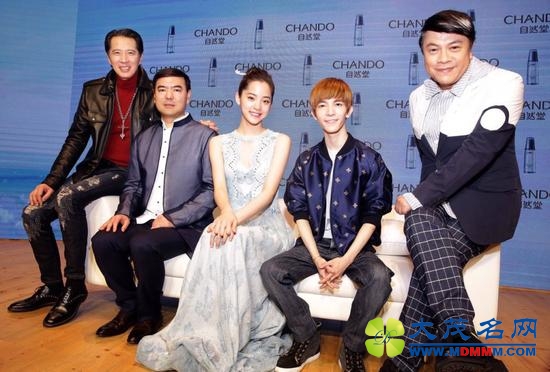 5欧阳娜娜与自然堂品牌创始人郑春影、长辈亲朋合影