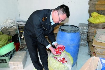 执法人员从这处出租院内搜出知名白酒品牌的瓶盖和包装摄/新闻观察员袁银春