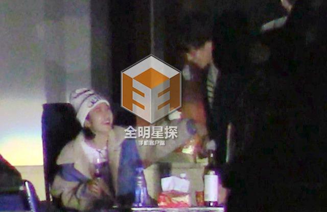 唐艺昕张若昀恋情坐实！甜蜜野餐同居一室(图)