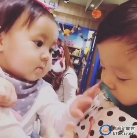 萌娃相见！贾静雯女儿主动出击 摸黑人儿子脸蛋