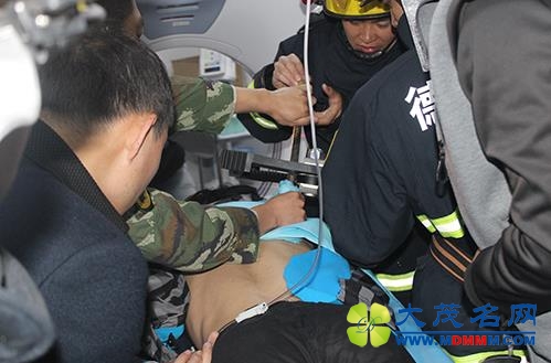 体育生校园练习投标枪 意外插入同学背部五厘米