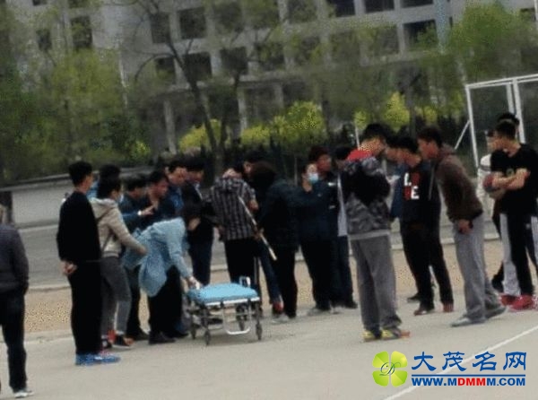 体育生校园练习投标枪 意外插入同学背部五厘米