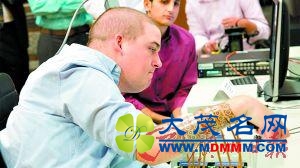 美国高位瘫痪者大脑植入计算机芯片能弹吉他(图)