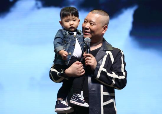 郭德纲抱二胎1岁儿子现身 大儿子已20岁(图)