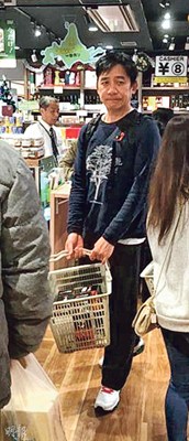 梁朝伟陪妻子刘嘉玲逛超市 拎篮子跟随(图)