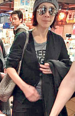 梁朝伟陪妻子刘嘉玲逛超市 拎篮子跟随(图)