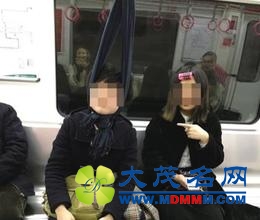 【茶余】女子地铁玩“头悬梁” 动物成“网红”