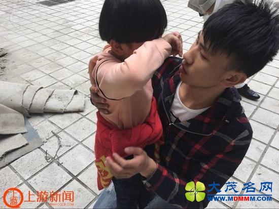 见到许久不见的母亲，妹妹嚎啕大哭，王亮不停地安抚着妹妹。上游新闻记者 张曼双 摄