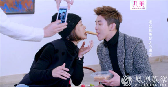 袁咏仪与小鲜肉“面包kiss” 张智霖：好变态！